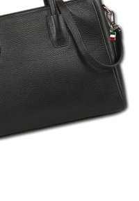 Sac en cuir noir texturé avec double poignée et une bandoulière détachable, comprenant un petit charme suspendu aux couleurs du drapeau italien.