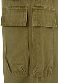 Olivgrüne Cargo-Hosen mit zwei großen Klappentaschen, sichtbaren Nähten und einem strukturierten Stoff mit robuster Optik.