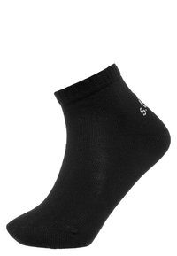 Schwarze Knöchelsocke mit geripptem Bund, auf einem Fußform präsentiert, die das strukturierte Strickgewebe und ein kleines weißes Logo in der Nähe der Ferse zeigt.