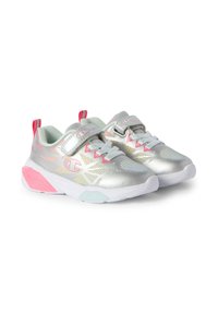 Scarpe da ginnastica argento con dettagli a rete, particolari in rosa e menta, cinturino regolabile e suola bianca. Presentano una superficie texture e elementi riflettenti.