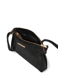 Borsa a spalla in suede nero con zip dorata, forma rettangolare, tasche interne e un cinturino da polso. Presenta una superficie liscia e hardware minimale.