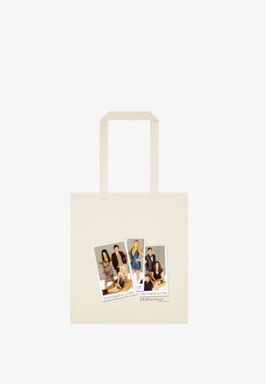 Sac cabas beige avec trois photos style Polaroid de six jeunes adultes élégamment vêtus avec le texte : « Vies scandaleuses de l'élite de Manhattan. »