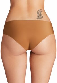 Mutande hipster marroni senza cuciture con una texture liscia, taglio a vita bassa e senza cuciture visibili, progettate per un indossamento discreto.