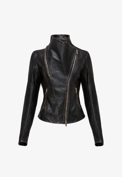 Musta nahkatakki, jossa epäsymmetrinen etuvetoketju, korkea kaulus ja kaksi sivulla olevaa vetoketjullista taskua, istuva malli ja pitkät hihat.