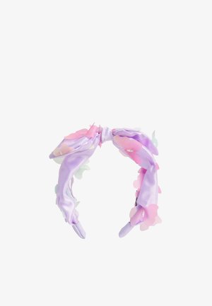 Fascia per capelli in tessuto lilla con fiocco annodato e applicazioni di fiori traslucidi rosa e bianchi sparse su di essa.