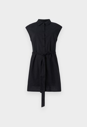 Robe chemise noire à manches courtes avec un devant à boutons et une taille ceinturée. Fabriquée en tissu lisse, elle présente un col structuré et un design minimaliste.