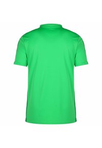 Grünes Kurzarm-Polohemd aus glattem, leichtem Stoff, mit klassischem Kragen und schlichtem, einfarbigem Design.