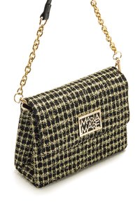 Schwarze und goldene Tweed-Handtasche mit gestepptem Design, goldfarbener Kettenriemen und rechteckigem Logo-Schild auf der Vorderseite.