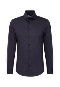 Camicia da uomo a maniche lunghe di un blu navy scuro, con bottoni frontali e colletto classico, su sfondo bianco semplice.