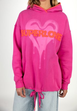 Rosa Kapuzenpullover mit einem Herz-Graphic und weißem "SUPERLOVE"-Text in Orange. Mit Kordelzug an der Taille, gerippten Bündchen und einer strukturierten Gestaltung.