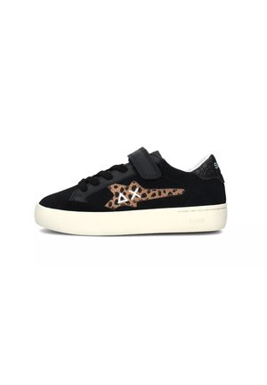 Sneaker in camoscio nero con accenti in stampa leopardata, suola in gomma bianca, lacci neri e una fascia a strappo. Design texturizzato sulla parte superiore.