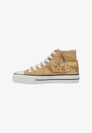 Zapatillas altas con un upper de tela con patrón de mapa beige, cordones blancos y una suela de goma a rayas negras.