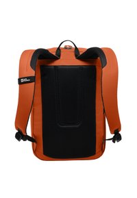 Oranje rugzak met zwart gaas achterpaneel en schouderbanden. Kenmerken zijn een handvat aan de bovenkant, verstelbare zijbanden en een merklabel.