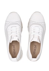 Weiße perforierte Sneakers mit runden Zehen, flachen Schnürsenkeln und einer hellbeigen Sohle. Das Innere verfügt über Branding und eine glatte Textur.