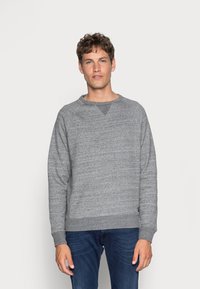 Grijze sweatshirt met een gestructureerd oppervlak, ronde halslijn en ribgebreide manchetten. Gecombineerd met blauwe jeans met een casual pasvorm.