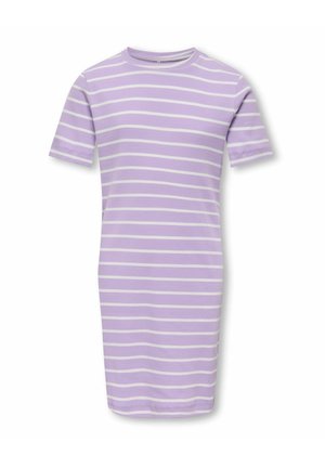 Lilla kortærmet ribstrikket kjole med hvide vandrette striber og rund halsudskæring, knælængde, vist på hvid baggrund.