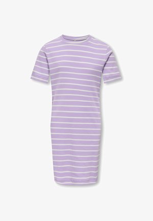 Lilla kortærmet ribstrikket kjole med hvide vandrette striber og rund halsudskæring, knælængde, vist på hvid baggrund.