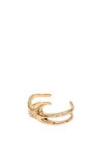 Brazalete de tono dorado en forma de astas, con un acabado texturizado y pequeños acentos negros, diseño abierto con puntas curvadas.