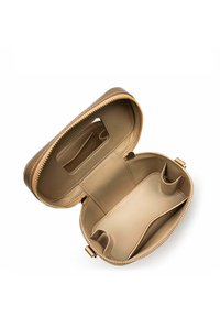 Borsa in ecopelle color tan con zip dorata, dotata di un interno aperto con più scomparti e una tasca su un lato.