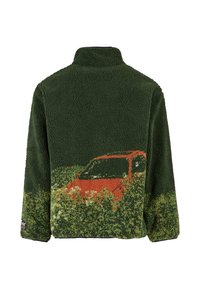 Fleece-Pullover in Dunkelgrün mit einer strukturierten Oberfläche, verziert mit einem lebhaften Druck eines orangefarbenen Autos zwischen grünen Blättern. Mit hohem Kragen.