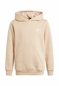 Beige hoodie i mjukt material, med en framficka, ribbade ärmslut och en vit Adidas-logotyp på bröstet.