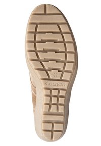 Jasnobeżowa gumowa podeszwa buta z teksturowanym wzorem grip i wygrawerowaną nazwą marki "S. OLIVER." Rozmiar 37 oznaczony na podeszwie.
