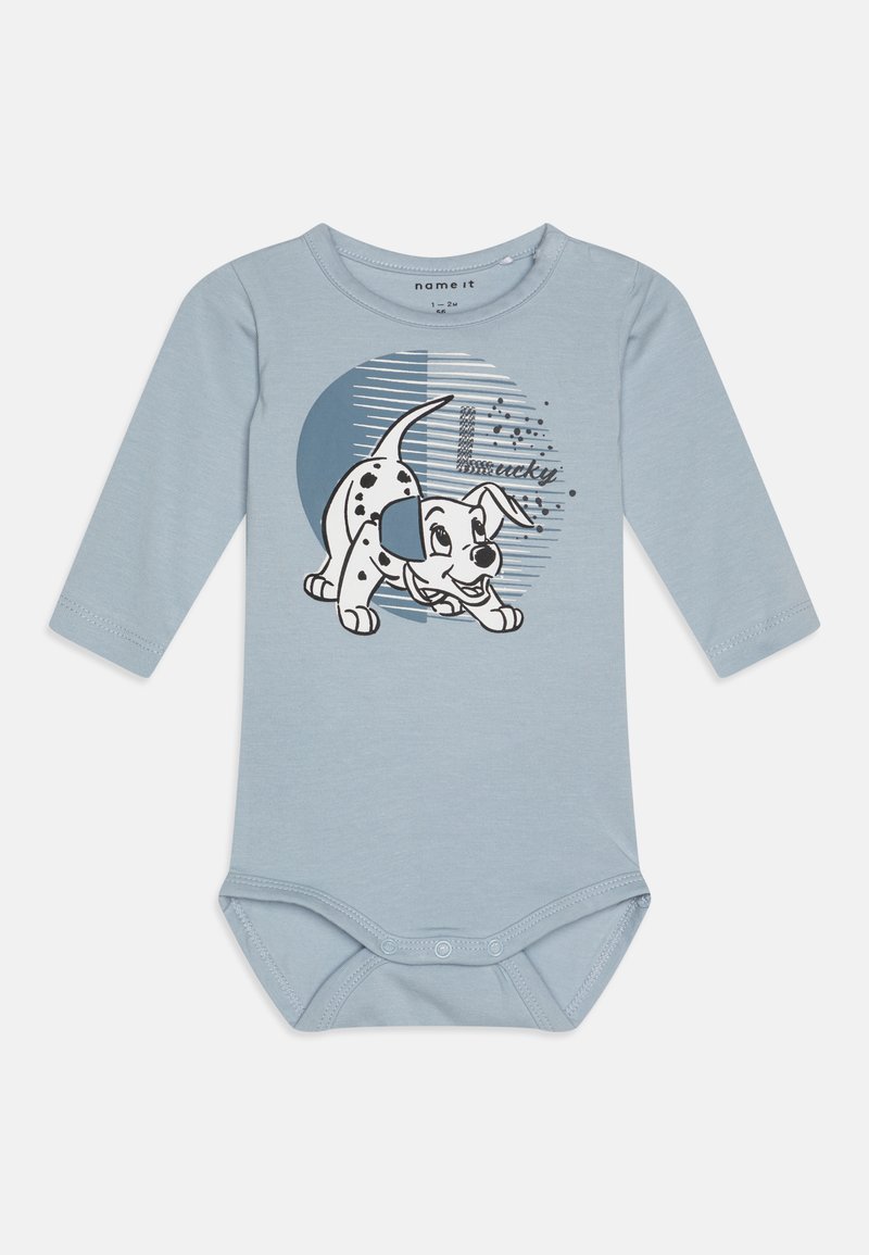 Světlemodrý overal s dlouhými rukávy s grafikou hravého dalmatina "Lucky" s černými skvrnami a nápisem v kontrastních barvách.