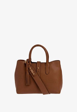 Sac à main en cuir marron avec deux poignées, bandoulière ajustable et un pompon décoratif sur fond blanc.