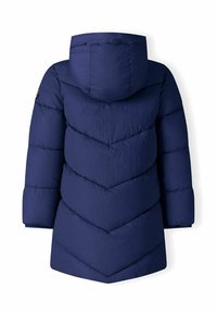 La chaqueta acolchada de color azul marino presenta un diseño en forma de chevrón, una capucha y secciones acolchadas horizontales anchas. El material parece suave e insulated.