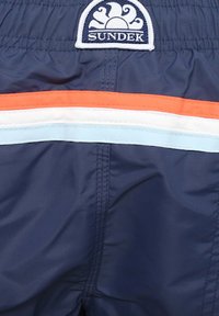 Pantaloni da bagno della Marina con vita elasticizzata, dotati di una fascia a righe bianche, azzurre e arancioni e di una patch con logo bianca sul retro.