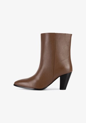 Brązowy skórzany botek za kostkę z noskiem w szpic, gładką fakturą i czarnym obcasem typu bloczek. Charakteryzuje się prostymi liniami i minimalistycznym designem.