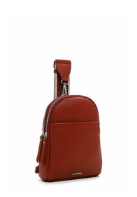 Mochila de cuero rojo con forma ovalada, cremalleras plateadas y un bolsillo frontal plano. Presenta una superficie texturizada y una correa para el hombro.