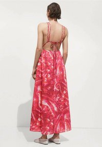Vestido maxi de estampado paisley en tonos rosas, con tirantes finos, espalda descubierta y un cierre atado. Tejido ligero con una silueta fluida.