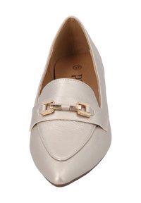 Scarpa slip-on a punta in pelle beige chiaro, con un accento in hardware tono oro sulla parte superiore, dotata di una finitura liscia e texture. Taglia 37.