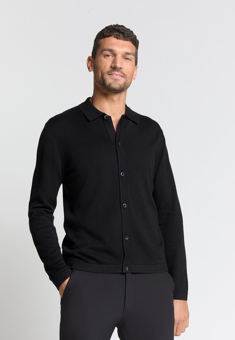 Zwarte gebreide cardigan met een colkraag, voor sluiting met knopen, lange mouwen en een gladde textuur. Figurerend ontwerp met een klassieke silhouet.