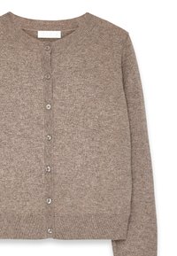 Brun stickad cardigan med rund hals, knäppning framtill, långa ärmar och ribbade ärmslut och nederkant. Tillverkad av mjukt, texturerat tyg.