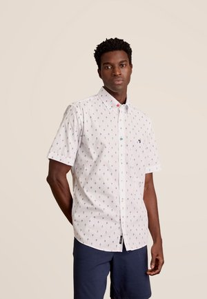 Korte mouwen witte shirt met een herhalend patroon van kleine gekleurde vormen, met een button-down kraag en contrasterende knopen.