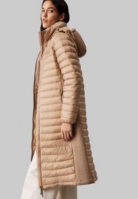 Calvin Klein PADDED SMOCKING MIDI COAT - Abrigo de invierno - amphora