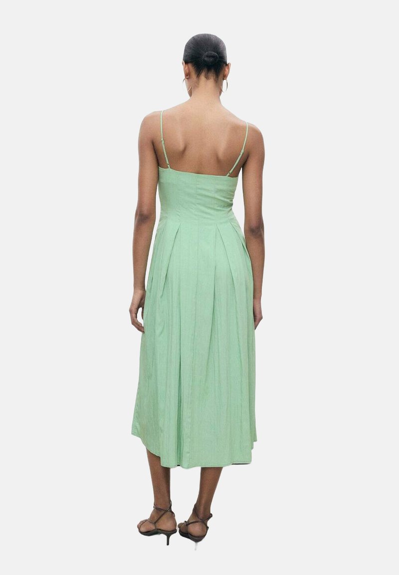 nails with a green dress Pleated short dress