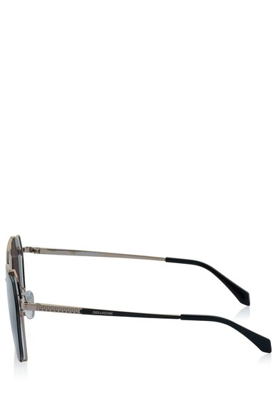 Lunettes de soleil avec des montures noires rectangulaires, des branches en métal argenté et des embouts en caoutchouc noir. Elles sont dotées de plaquettes de nez transparentes et d'un logo sur la branche.