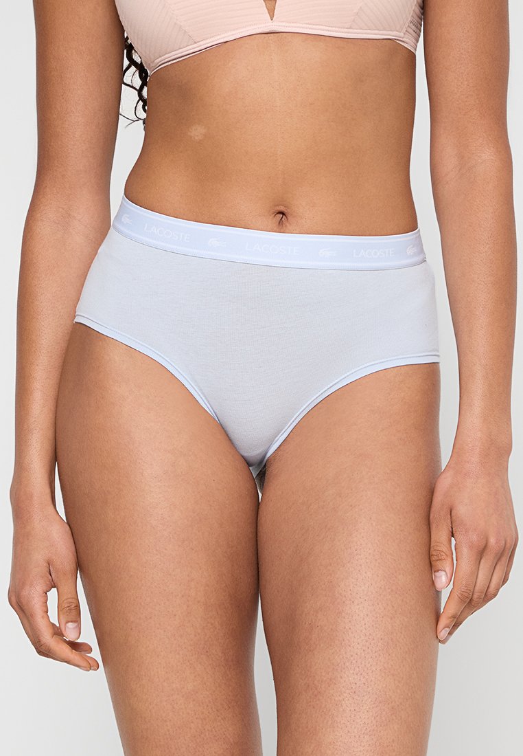 Himmelblaue Baumwollslips mit einem weichen Bund, der das Lacoste-Logo trägt. Das Design beinhaltet eine glatte Textur und einen hohen Beinausschnitt.