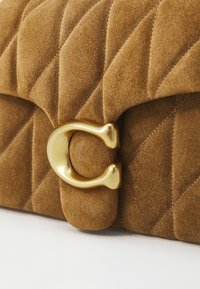 COACH TABBY - Τσάντα χιαστί - cedar