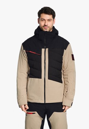Daunenjacke mit einem beige-schwarzen Farbschema, ausgestattet mit einer steppartigen Textur an der Brust, der Kapuze und dem Reißverschluss; Logo-Akzente in Rot.