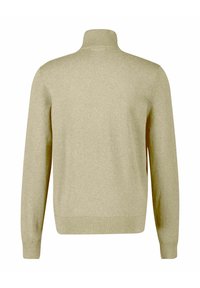 Jasnozielony sweter z półgolfem, długimi rękawami oraz prążkowanymi mankietami i dołem. Miękka tkanina o gładkiej fakturze.