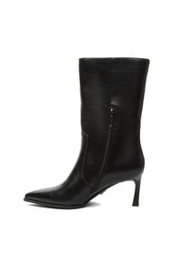 Čierna kožená členková čižma s ostrou špičkou, úzkym ihličkovým opätkom a bočným zipsom na zapínanie. Hladká textúra s minimálnymi detailmi.