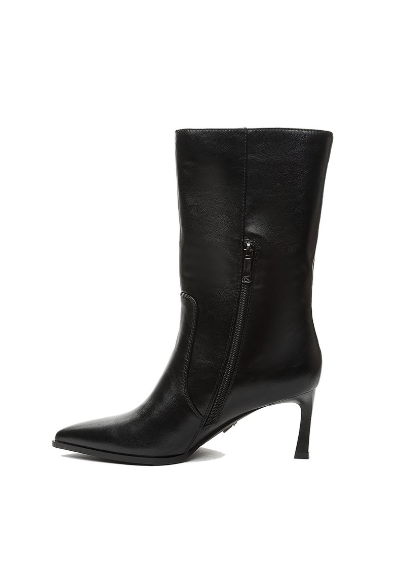Čierna kožená členková čižma s ostrou špičkou, úzkym ihličkovým opätkom a bočným zipsom na zapínanie. Hladká textúra s minimálnymi detailmi.