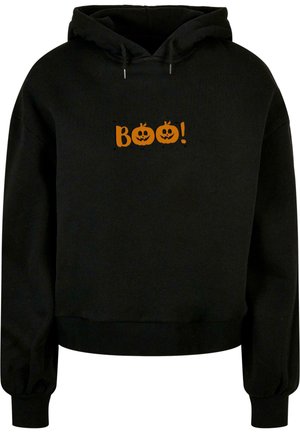 Svart huvtröja med avslappnad passform. Har orange "Boo!" text och pumpa grafik på framsidan. Mjuk tyg och ribbade muddar.