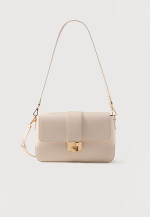 Sac à bandoulière rectangulaire beige avec rabat et fermoir doré, équipé d'une sangle réglable et d'une bandoulière amovible.