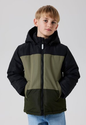 Veste matelassée noire et olive avec capuche, dotée d'un zip frontal, de deux poches latérales et d'un design en blocs de couleurs en tissu mat.