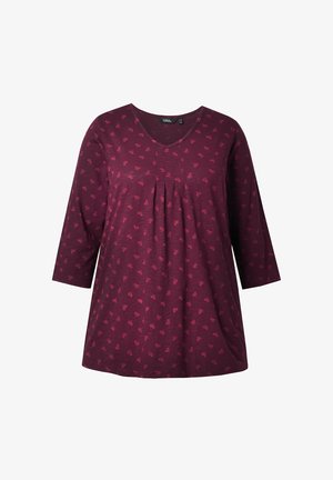 Maroon top met een V-hals en driekwartmouwen, met een plooidetail en een klein, contrasterend patroon erdoorheen. Zachte, vloeiende stof.